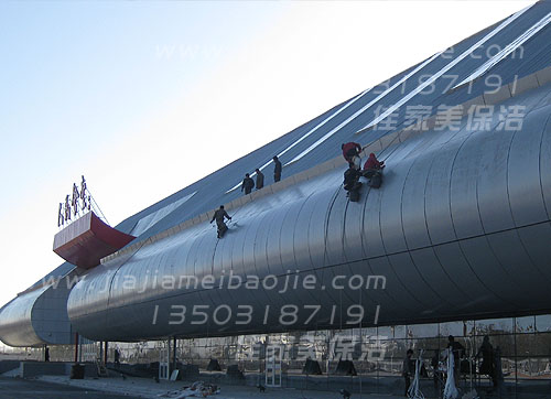 丝网博览会展馆外墙清洗